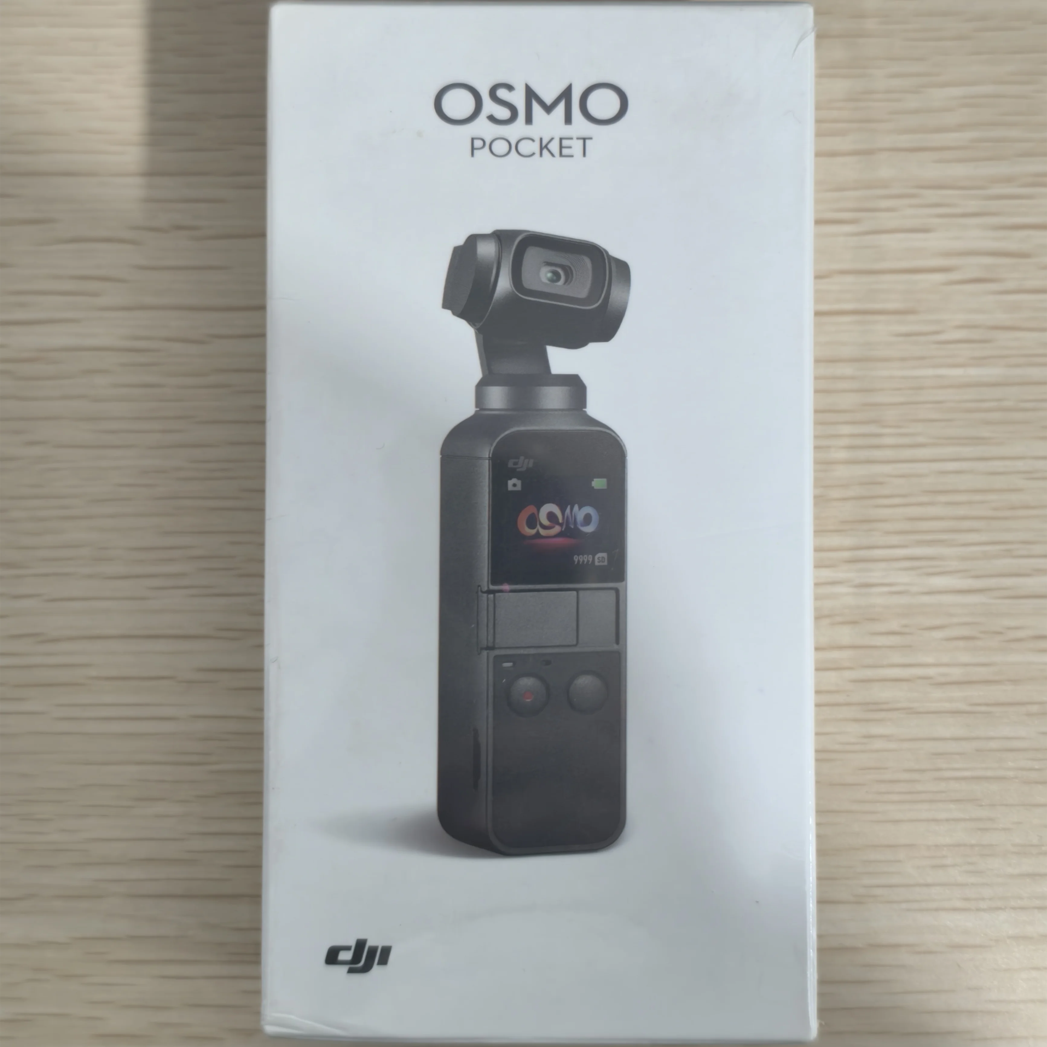 DJI Pocket 1 Caméra Action Boîte Noire inclinée, montrant son objectif et ses boutons latéraux.