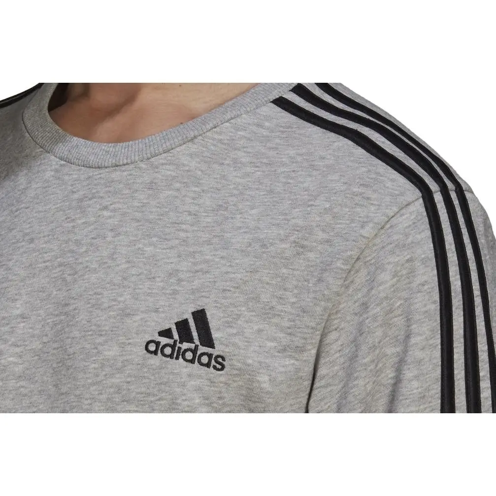 SUDADERA ADIDAS PARA HOMBRE PARTES DE ARRIBA Essentials French Terry 3  bandas GK9101. Esta sudadera adidas se adapta a tu ajetreado ritmo de vida.  Su suave tejido de felpa te ofrece una