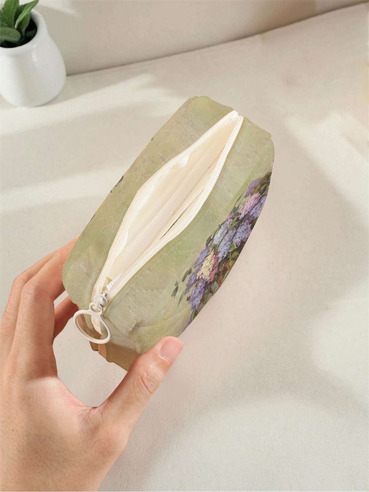 1 portable sanitary napkin storage bag, made of seaweed turtle pattern and diamond mesh material, lightweight women's tissue bag