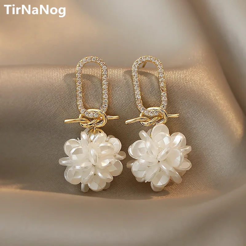 

French Sweet Romantic Baroque Imitation Pearl Pendant Earrings Fashion Classic Petals Stud earrings Women Jewelry Gifts