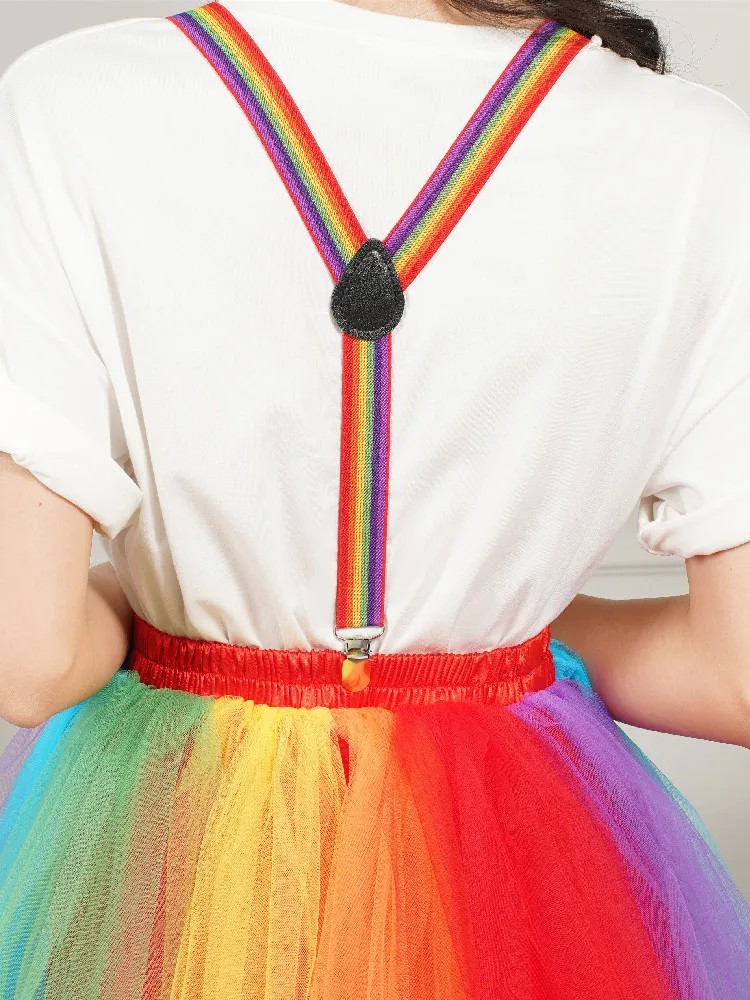 Una donna con un vestito con una gonna color arcobaleno