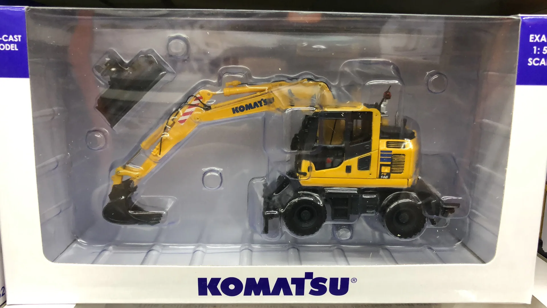 

UH 8083 Komatsu PW148-10 Loader Model 1:50 Gifts Souvenir Toys