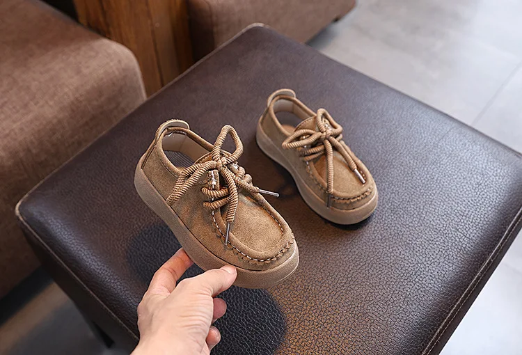 2026 Neue Modische Kinder-Freizeitschuhe Retro Weichsohlen-Kinderschuhe aus Leder Runde Zehenpartie Jungen Mädchen Flache Schuhe Klassischer Britischer Stil – Detail 9