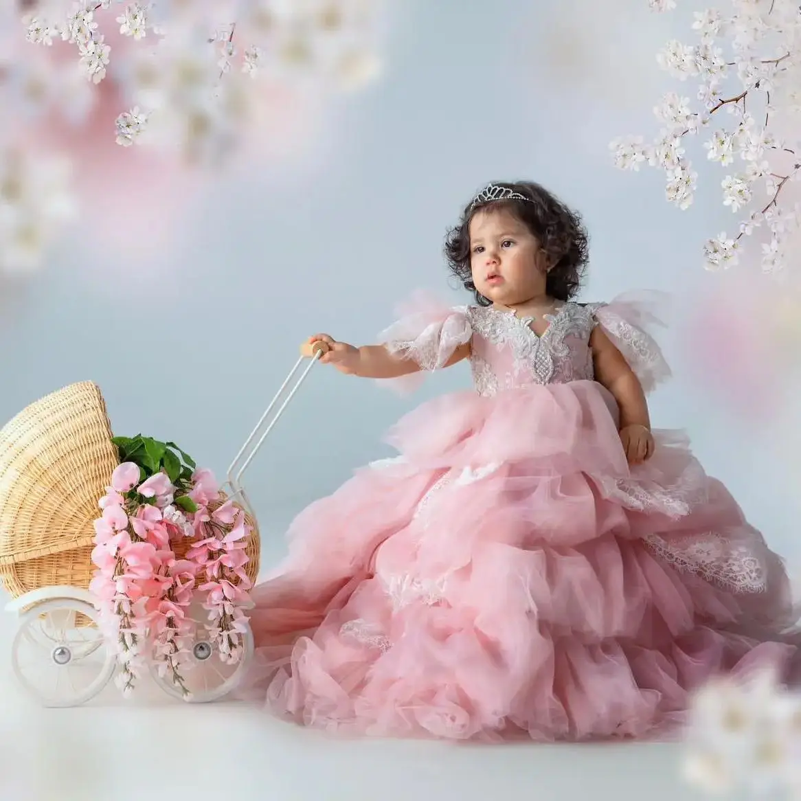 

Luxury Ball Gown Flower Girl Dresses Tiered Ruffles Sweep Train Kids Birthday Party Gowns Pink Children First Communion Dresses