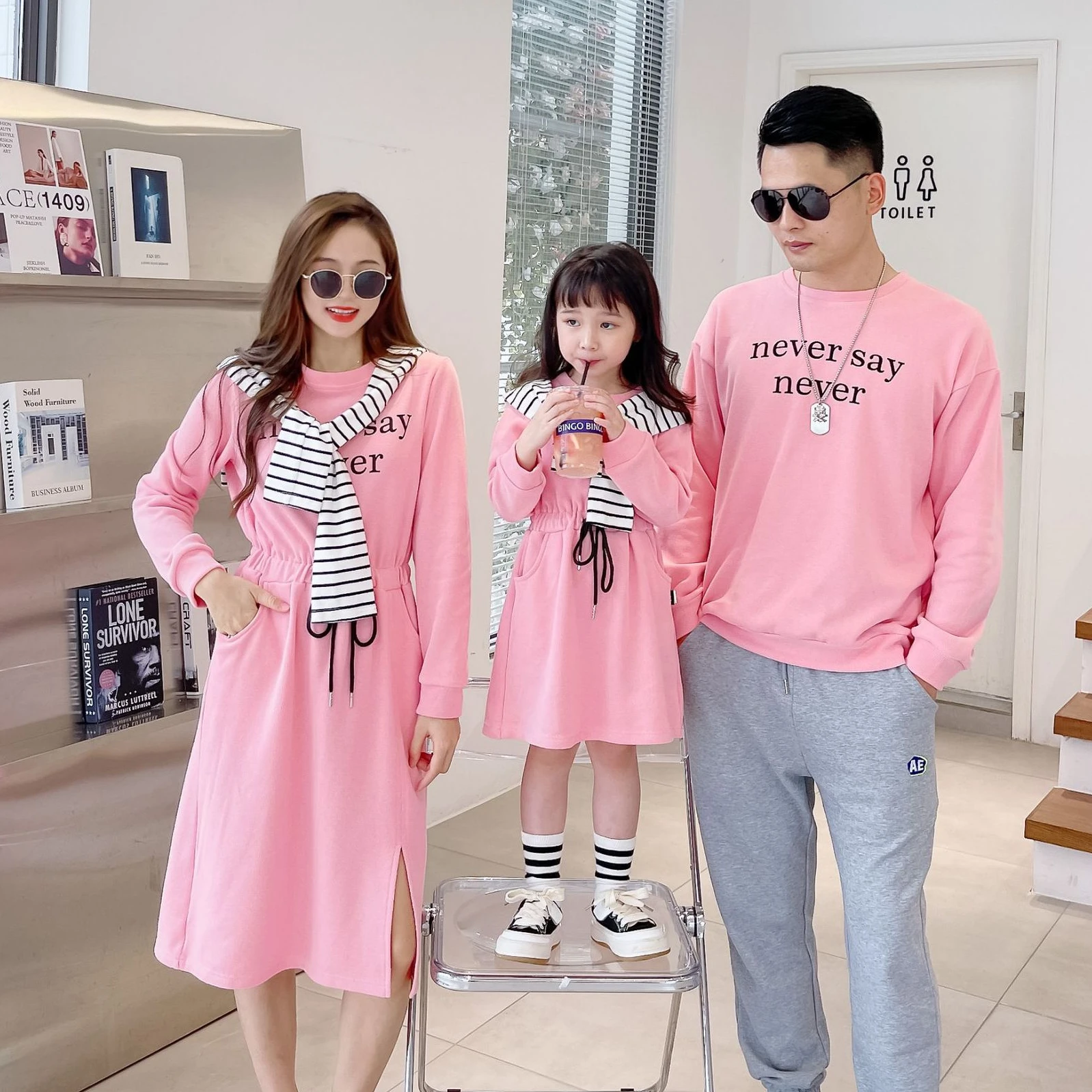 

Одинаковые Семейные наряды для девочек, одинаковые платья для женщин, роскошная дизайнерская одежда 2023, Одинаковая одежда для сына, ребенка и папы