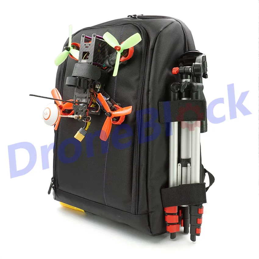 Housse imperméable déployée sur le sac à dos pour drone protégeant l'équipement