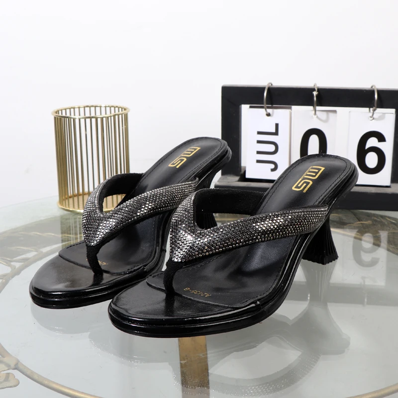 סנדלי פליפ פלופס זהביים לקיץ 2025, עם קליפס לאצבעות, עקבים גבוהים מפוארים, נעלי נשים בסגנון אופנתי עם אבן חן