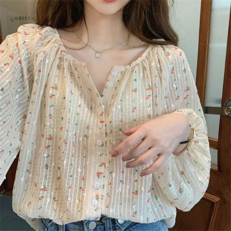 Women's summer blouses with French floral patterns, lovely blouses with long lantern-shaped sleeves and a round neckline, lightwei...
