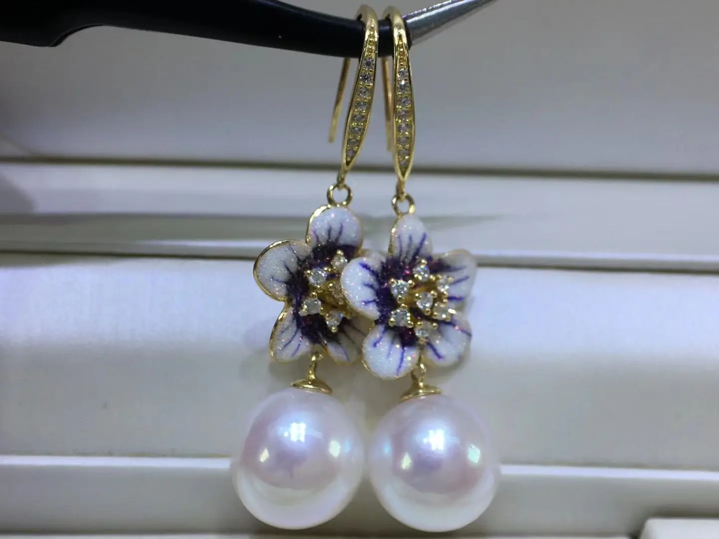 

Charming 10-11mm South Sea Round White Pearl Dangle Earring 925s