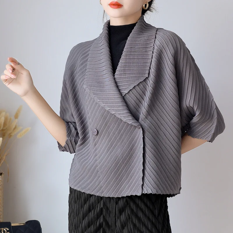 

A woman's lapel jacket Miyake Pleated Spring new fashion loose large size seven-point sleeve V-neck shirt