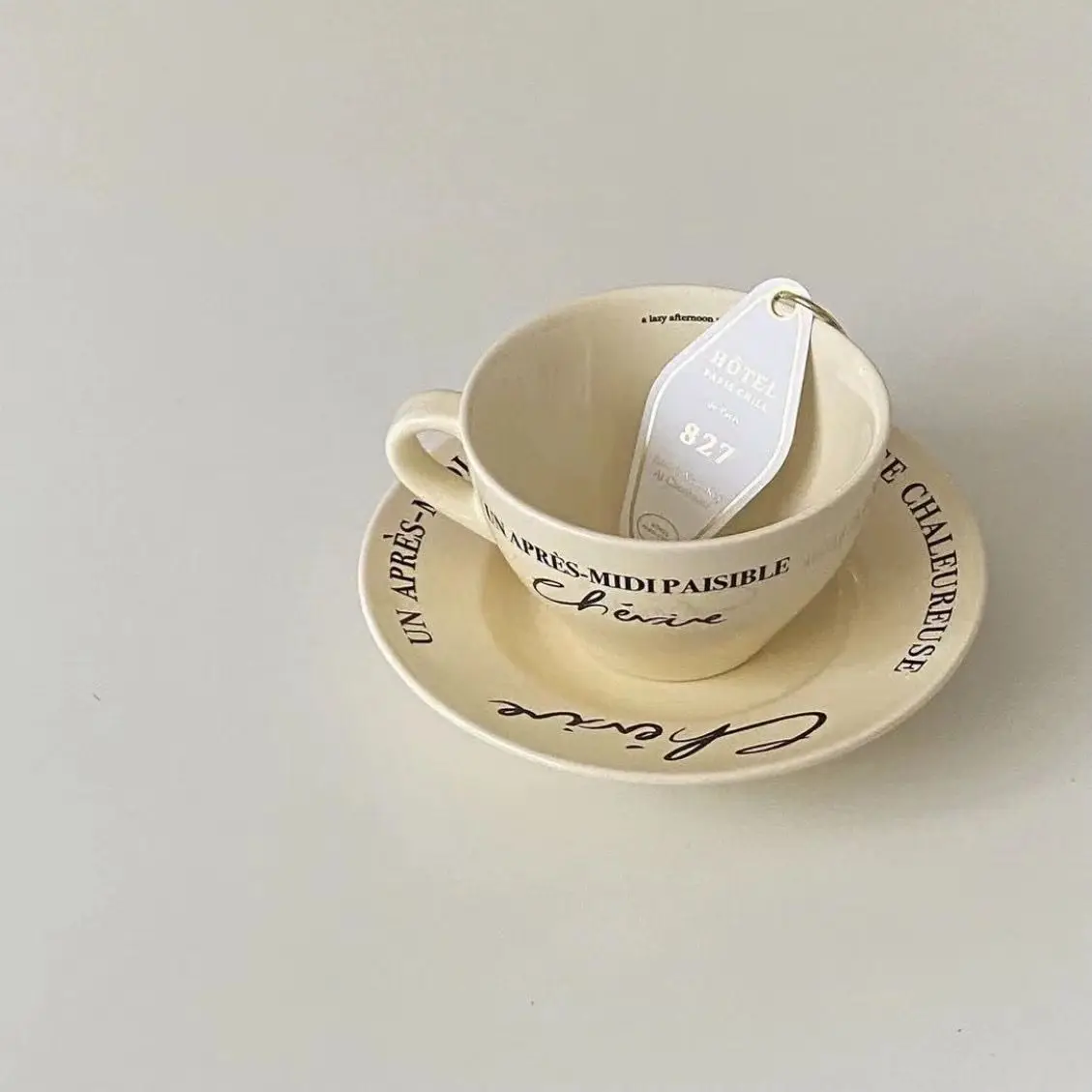 كوب قهوة وطبق ملون كريمي فرنسي