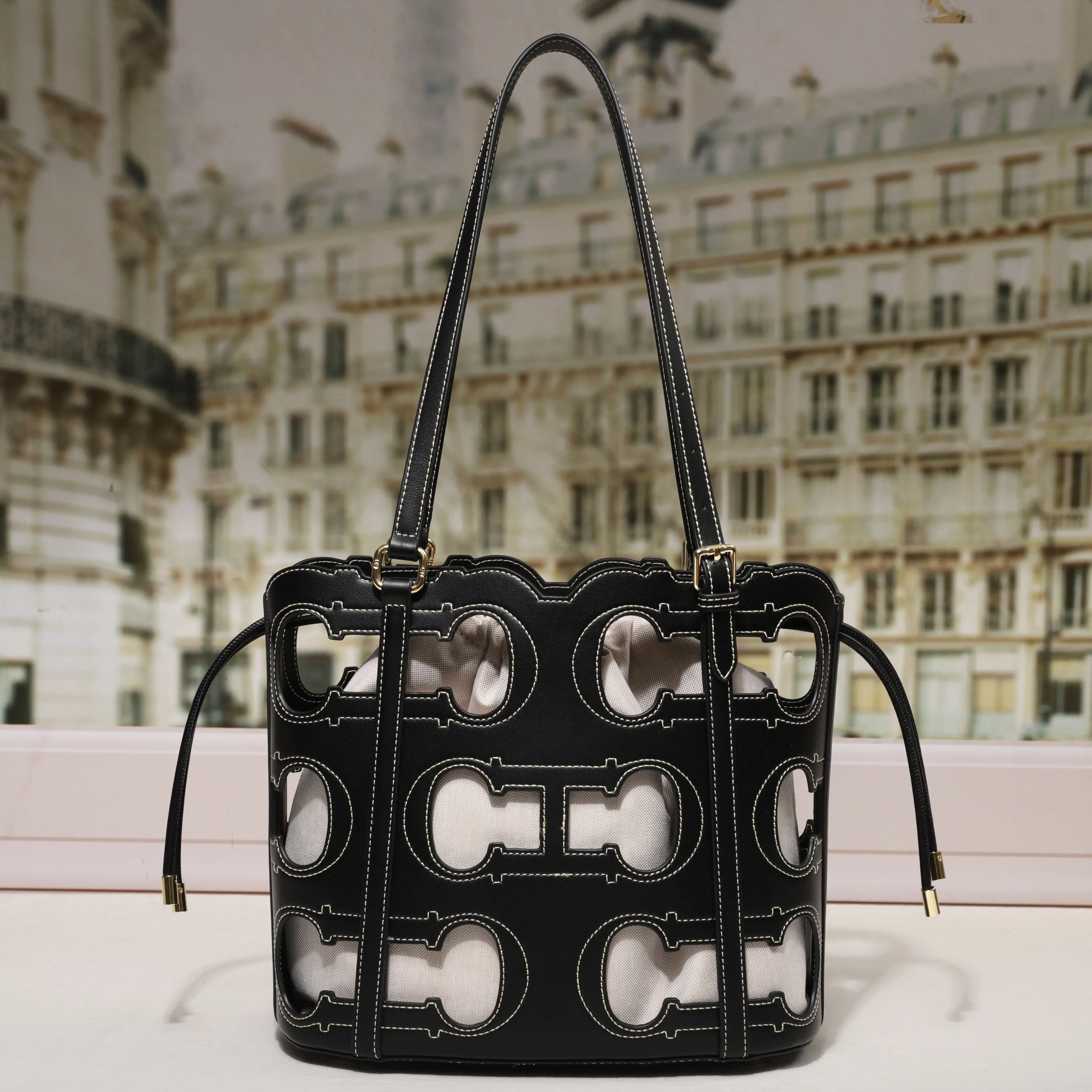 حقيبة يد نسائية بتصميم مجوف عصري من العلامة التجار...