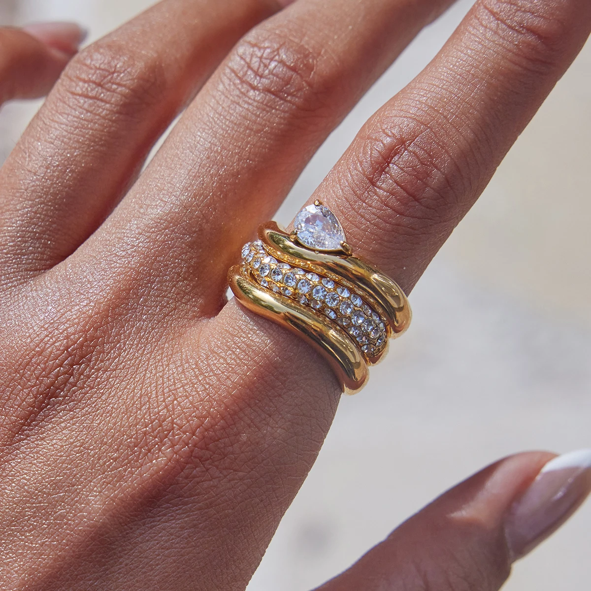 Zora Designer Minimalist 18K Gold-plated Stainless Steel Round Ring With Rhinestones Waterproof Trendy Women's Daily Jewelry 3