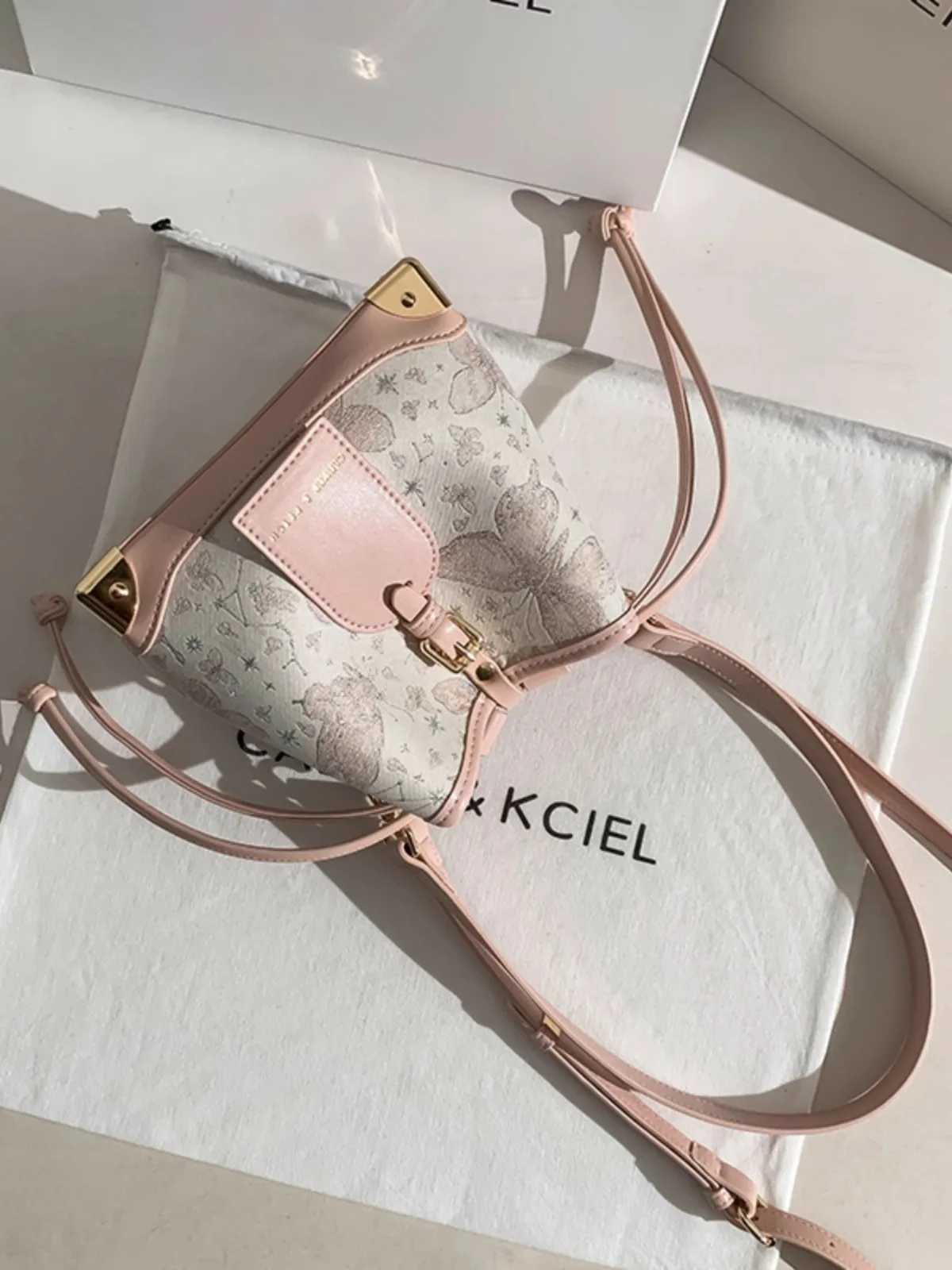 حقيبة دلو نسائية أنيقة باللون الوردي، تتميز بطبعة...