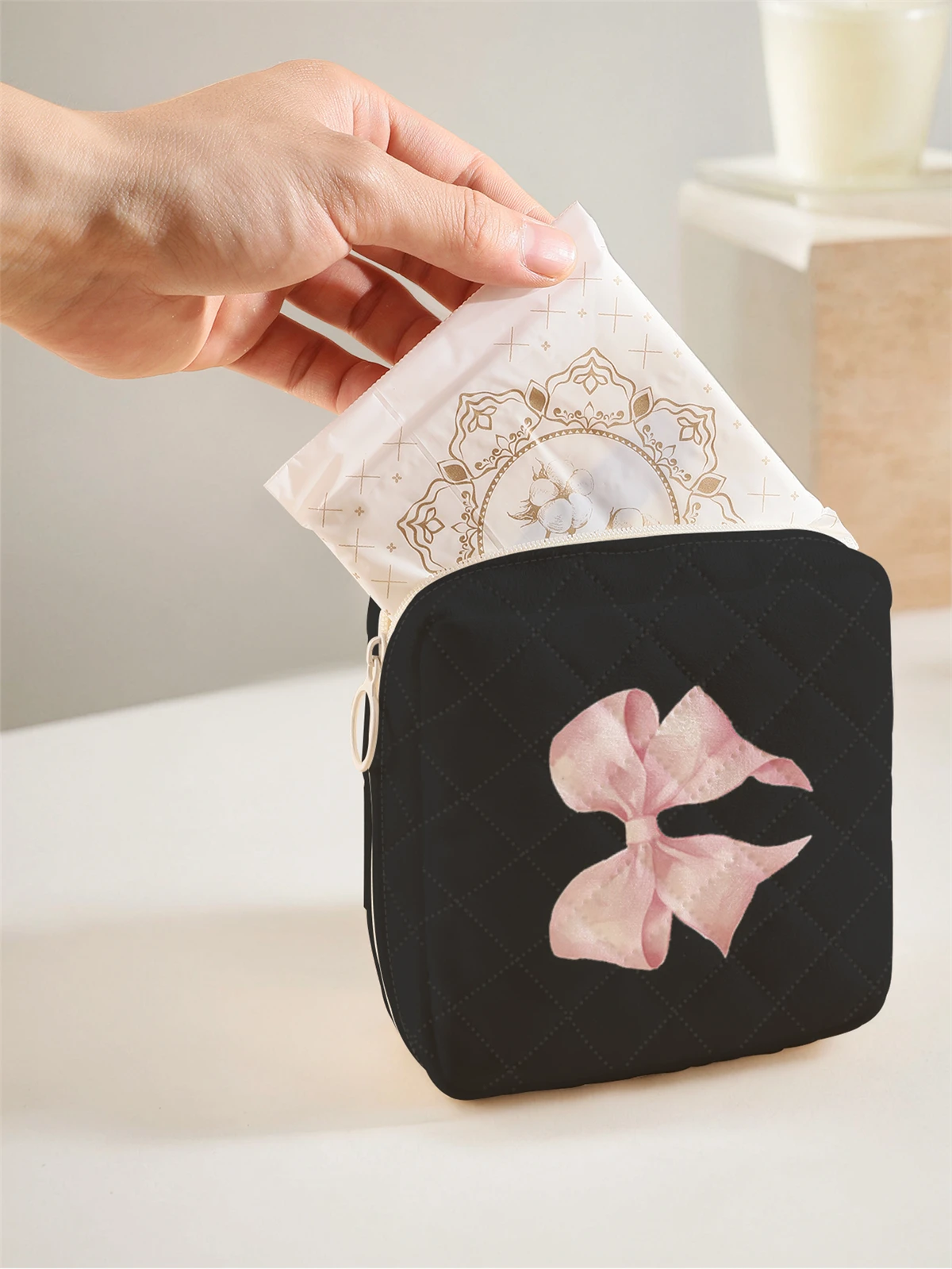 1 portable sanitary napkin storage bag, made of seaweed turtle pattern and diamond mesh material, lightweight women's tissue bag