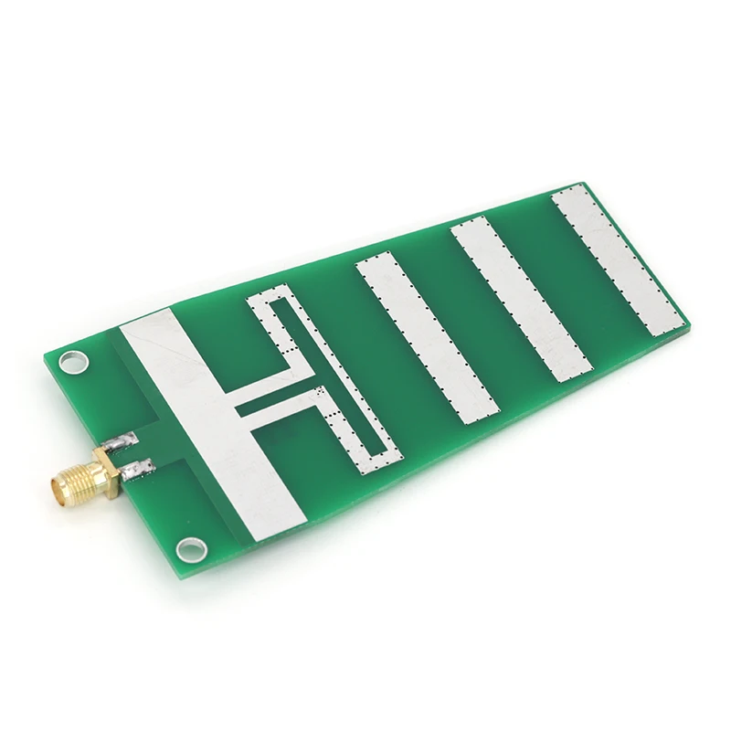 Antenne Drone 2.4GHz 10.5dBi 10W posée à côté d'une radio télécommande FPV