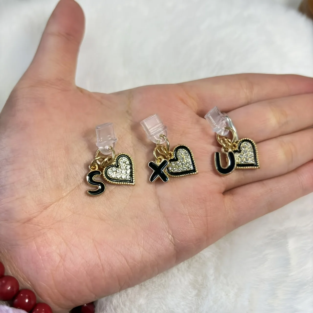 블랙 하트 레터 폰 먼지 방지 플러그(레터스N-Z 사용 가능) ? 스타일리쉬한 충전 포트 보호기, 타입C 포트 호환