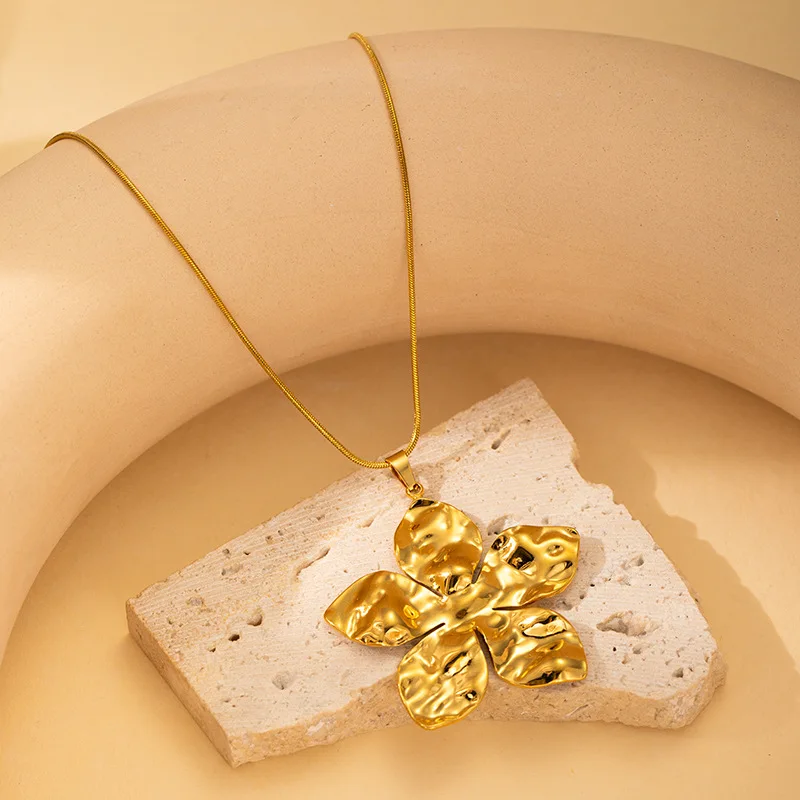 Exaggerated Flower Ornament Women Pleated Flower Petal Palace Gold Plated Silver Alloy Necklace 4