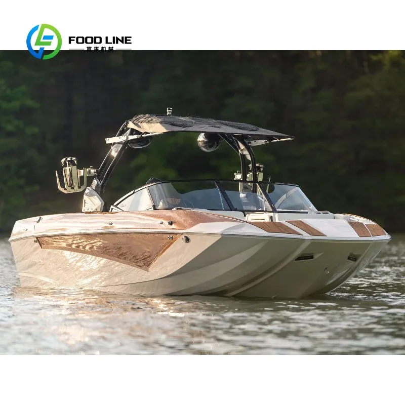 Deux bateaux RC customisés aux couleurs vives dans un bassin - Achetez votre bateau RC personnalisé en gros avec livraison porte-à-porte