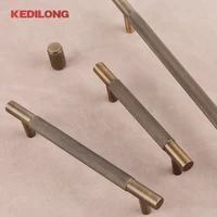 มือจับทองเหลืองแท้สไตล์ยุโรปแบบเรโทรลายกนูลิงสำหรับตู้ครัว มือจับรูปตัว T สีทองเหลืองโบราณ มือจับลิ้นชักทองแดงแบบยาว 5