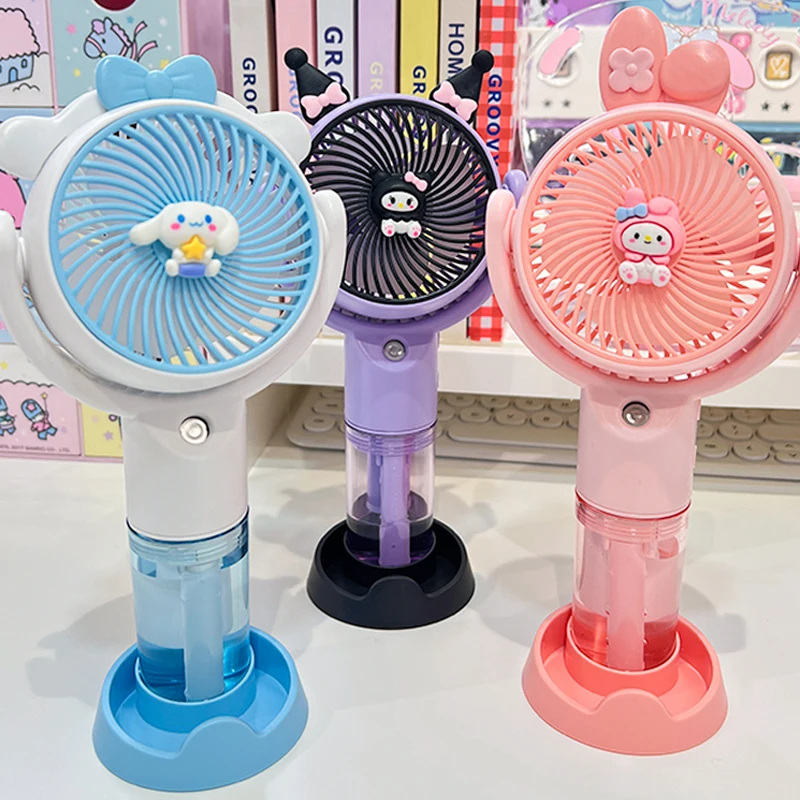 

Sanrios аниме My Melody Cinnamoroll Kuromi Милый Летний портативный ручной вентилятор Настольный спрей увлажняющие маленькие вентиляторы