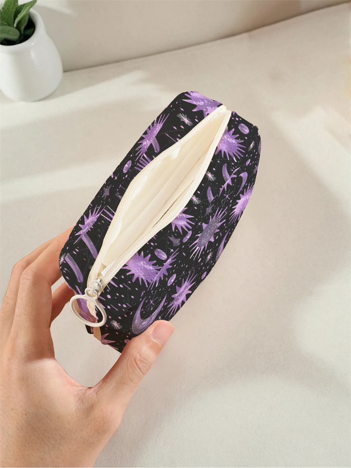1 portable sanitary napkin storage bag, made of seaweed turtle pattern and diamond mesh material, lightweight women's tissue bag