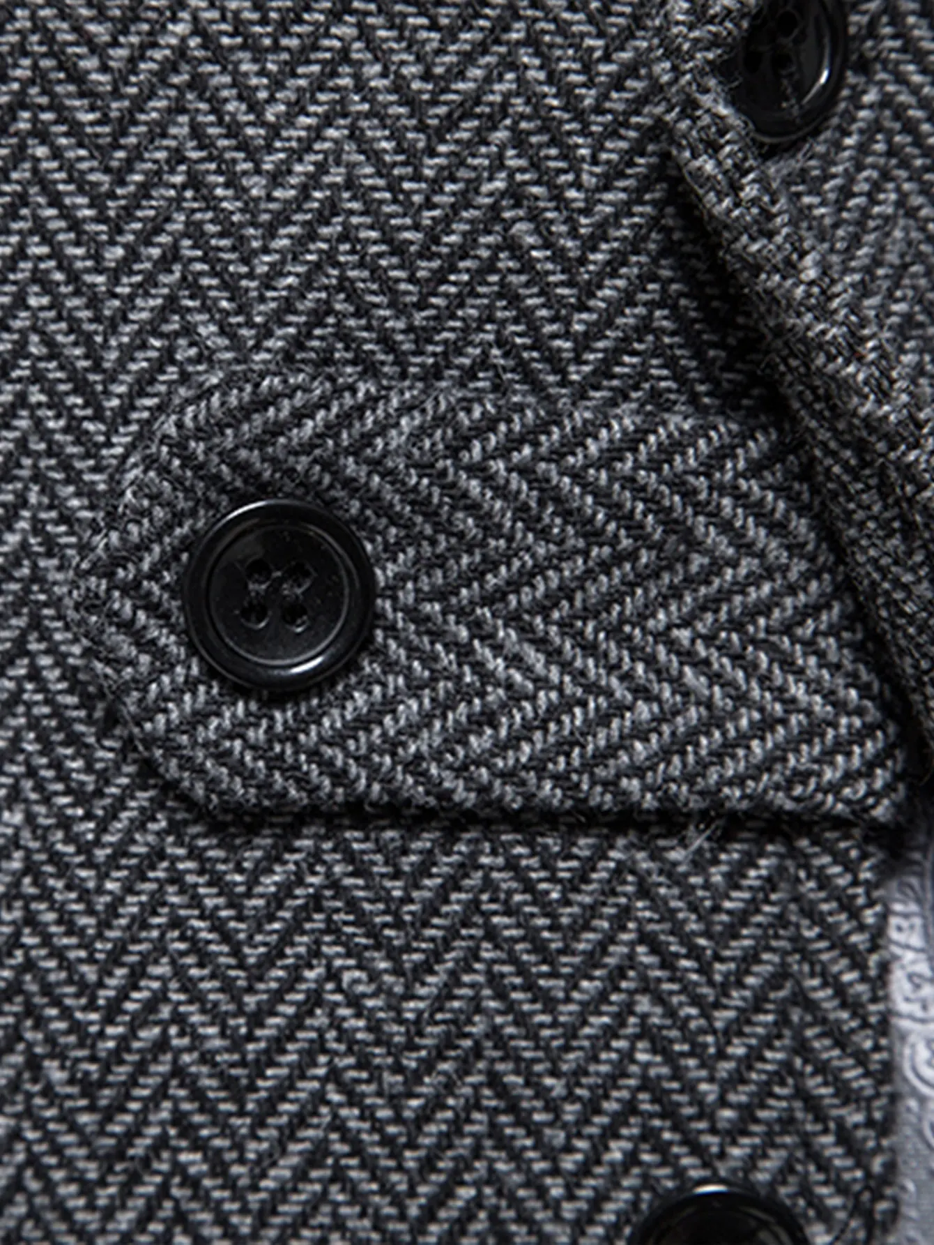 Elegante Herren-Weste mit Fischgrätenmuster für Geschäftsbankette und Hochzeiten. Stilvolle und bequeme Herren-Freizeitweste – Detail 19