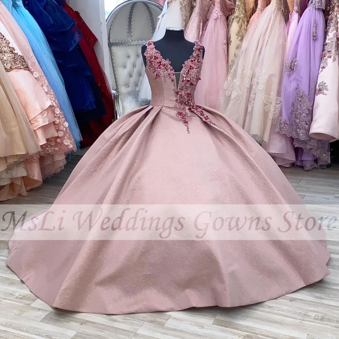 

Pink A-Line Quinceanera Dresses V-Neck Appliques Sweet 16 Girls Princess Ball Gown Vestidos De 15 Quinceañera Formal Gwons