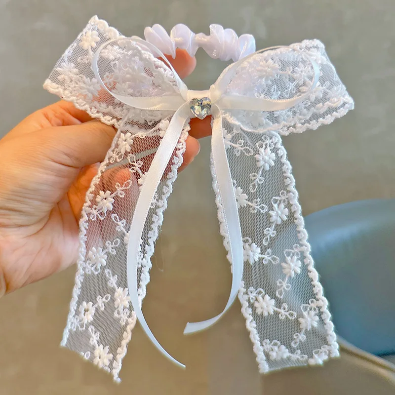Elastici per capelli con fiocco in pizzo bianco e nappa di perle - immagine 3