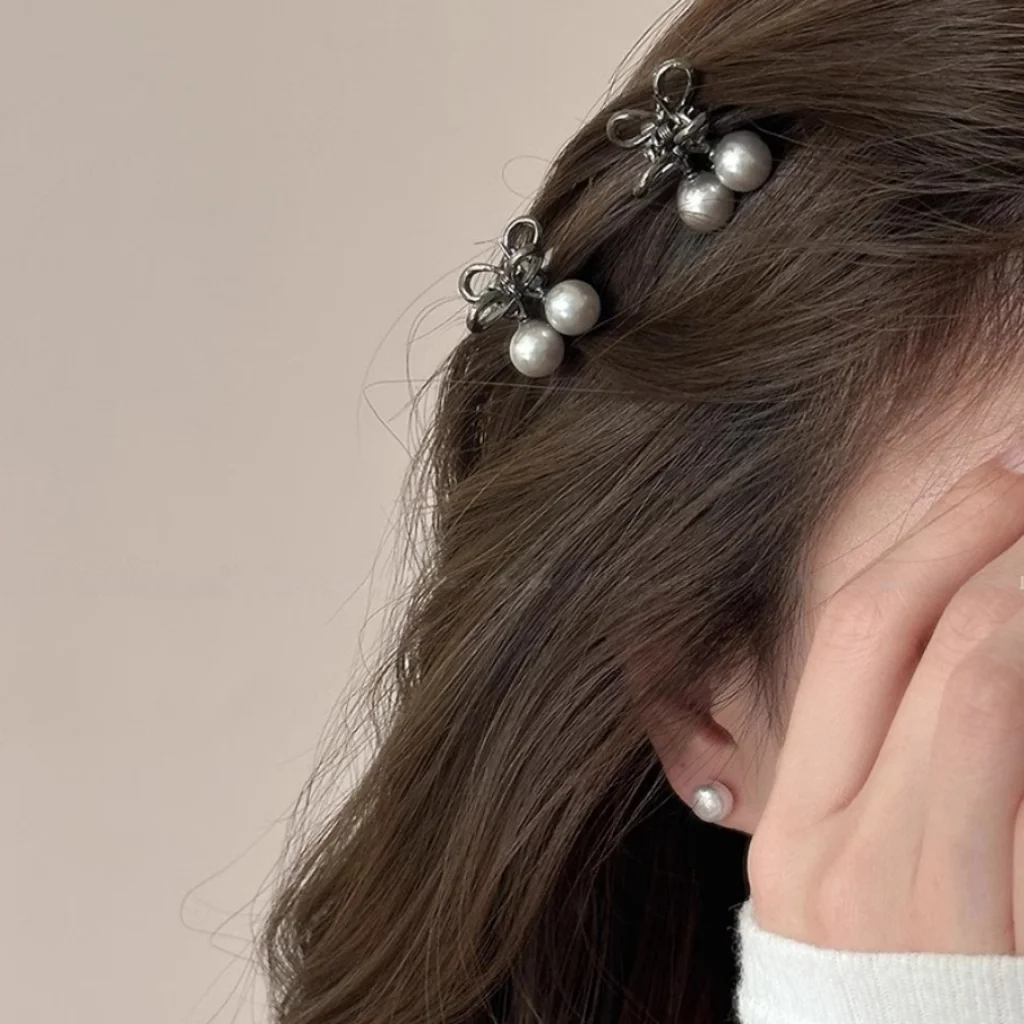 Glänzende Strass-Haarspangen mit niedlichen Mini-Blumen für Damen, kleine florale Haarspangen, elegante Haar-Accessoires für den Alltag – Detail 9