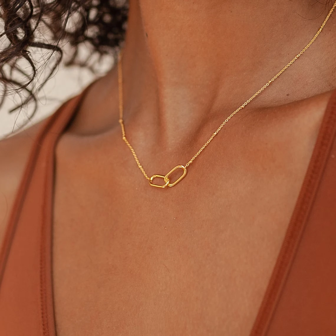 Halsketten für Frauen, Edelstahlkette, Unendlichkeits-Halskette, geometrischer Doppel-Büroklammer-Anhänger, Damen-Halsband, 2025, Trendschmuck
