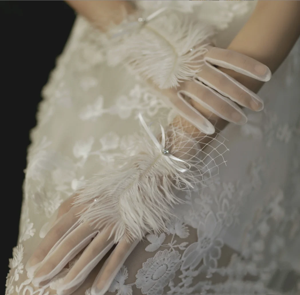 

Wedding Accessories Lace Feather Bridal Gloves Mesh Pearl Short Gloves For Brides Dress Elegant White Party Prom Women Gloves