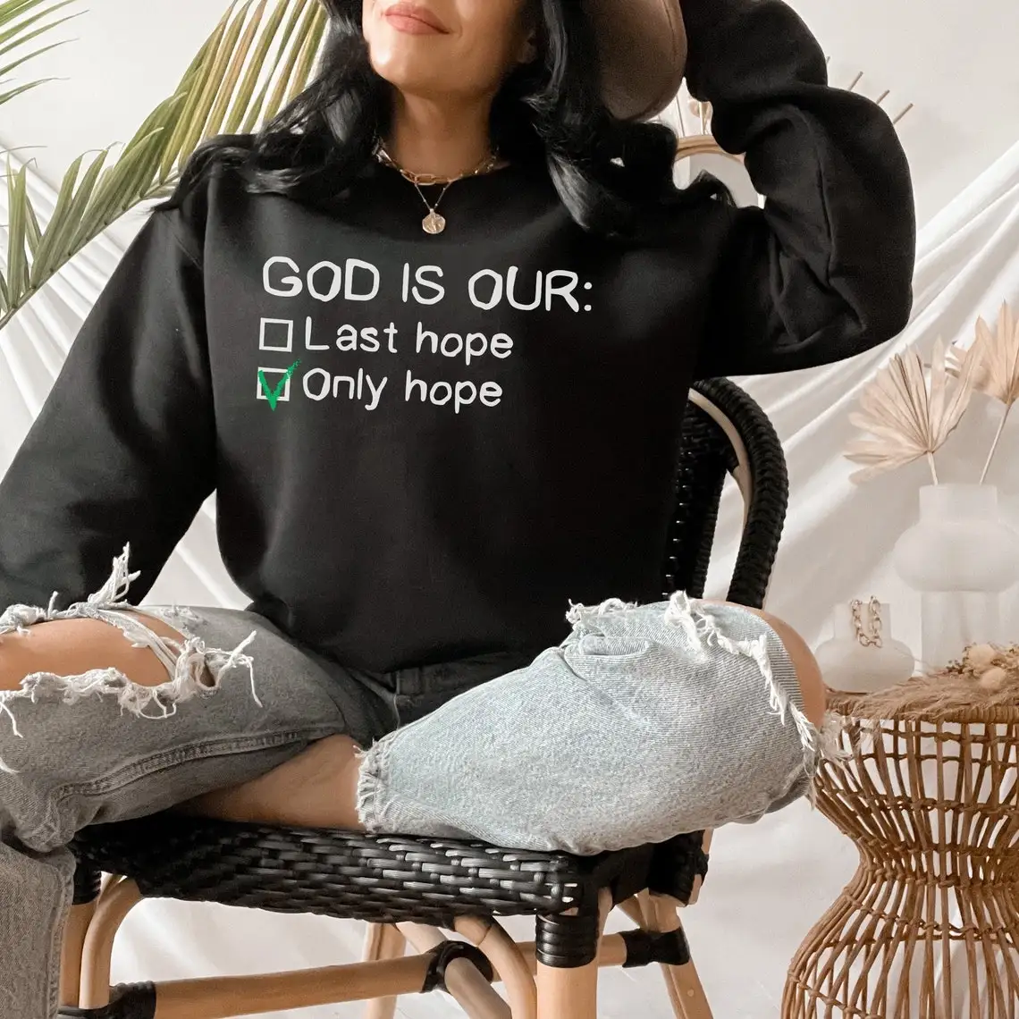 

Женский свитшот с длинным рукавом и надписью «God Is Our Only Hope»