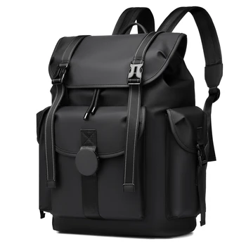 Zaino unisex dallo stile funzionale business casual per contesti aziendali e quotidiani, con struttura impermeabile, ideale per il trasporto del laptop durante il tragitto.