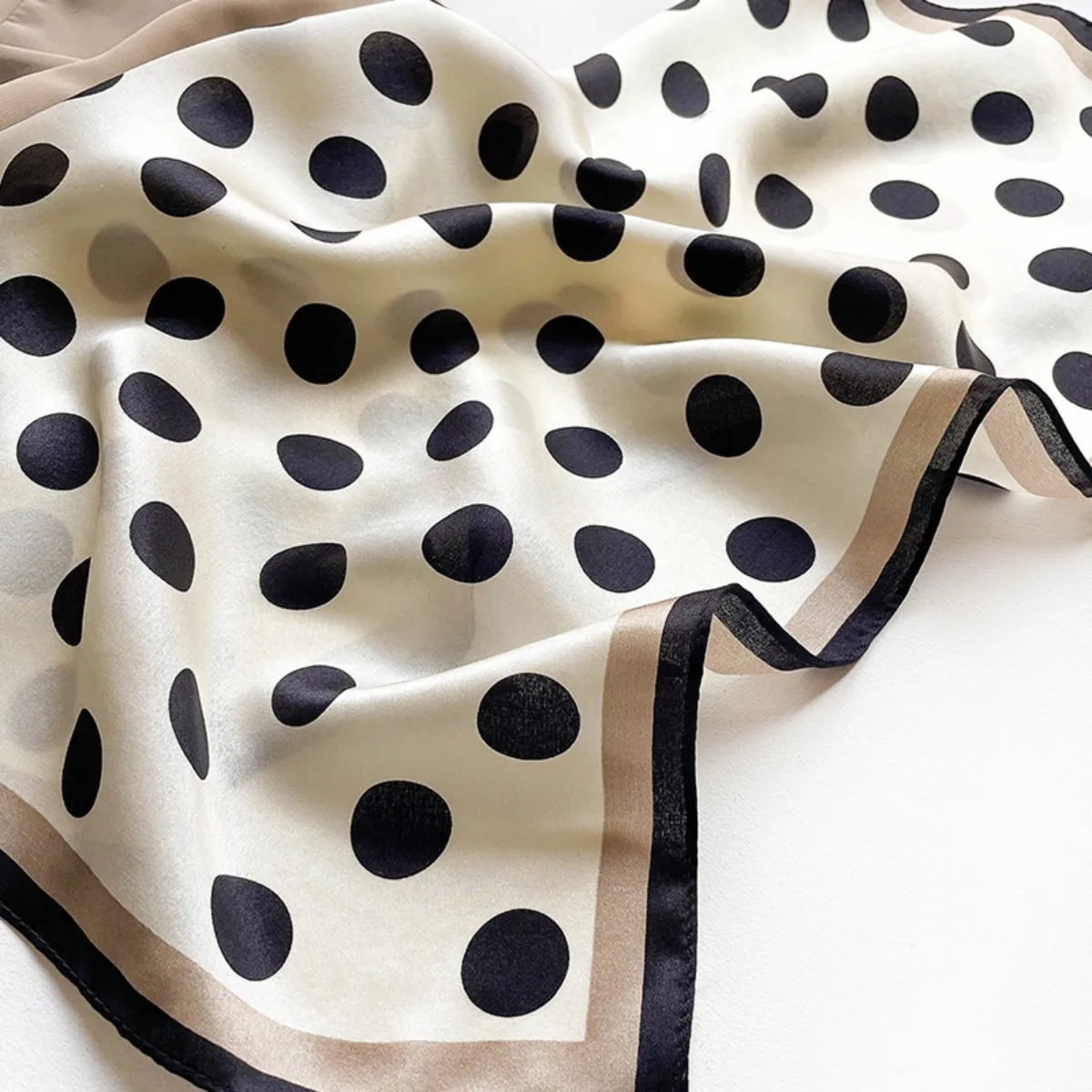 Luxuriöses 53cm Kleines Quadratisches Echtseide-Haarband für Damen, 100% Maulbeerseide Halstuch, Haarband, Bandana, Taschenband, Foulard, Poncho – Detail 6