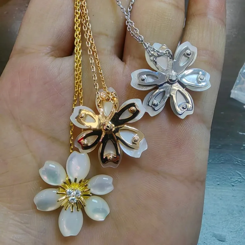 

Hot selling s925 High Edition Clover White Fritillaria Necklace for Women Christmas Sun Petals Pendant Silver Plated Rose Gold