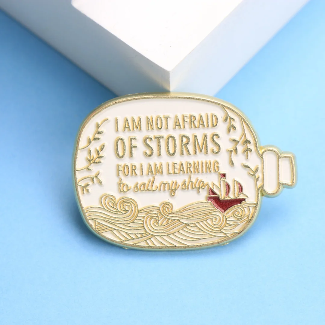Emaille-Anstecknadel „I AM NOT AFRAID OF STORMS“ – Cartoon-Punk-nautisches Reversabzeichen mit Segelboot als Rucksack-DIY-Geschenk
