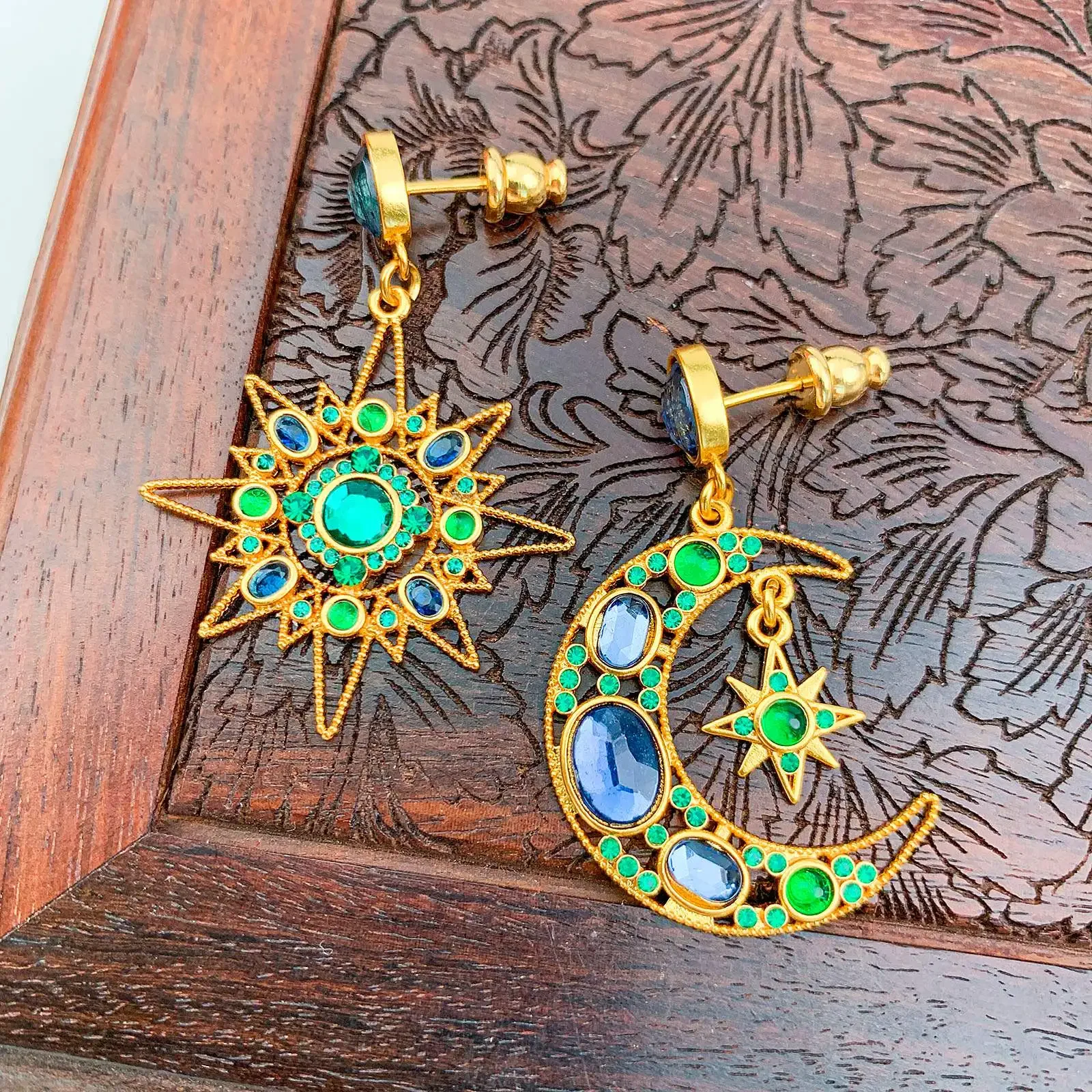 

New Retro Fashion Hollow Gold Plated Inlaid Star Moon Pendant Women's Earrings Jewelry