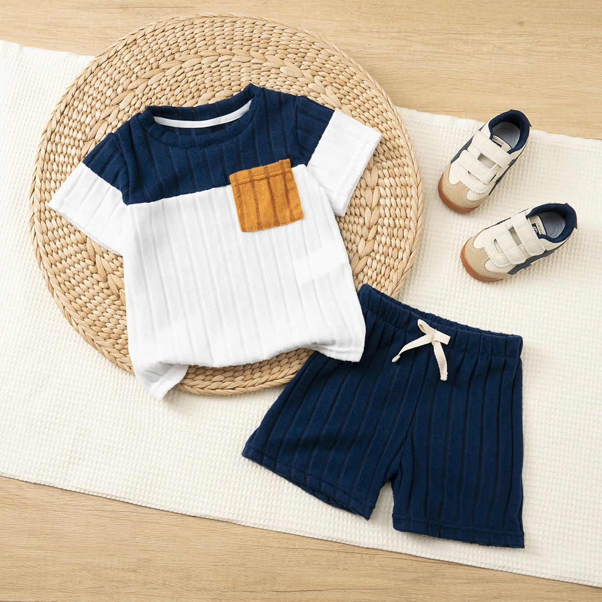 Sommer-Strickset für Jungen, kontrastfarbenes Kurzarm-Set mit Tasche und Shorts, bequemes, weiches 2-teiliges Set für Kinder