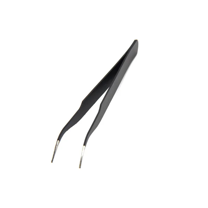 Pince de précision antistatique ESD droite utilisée pour saisir un composant électronique sur une carte.
