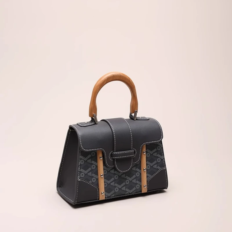 تصميم حقائب كلاسيكية فاخرة مع طباعة حروف أنيقة، با...