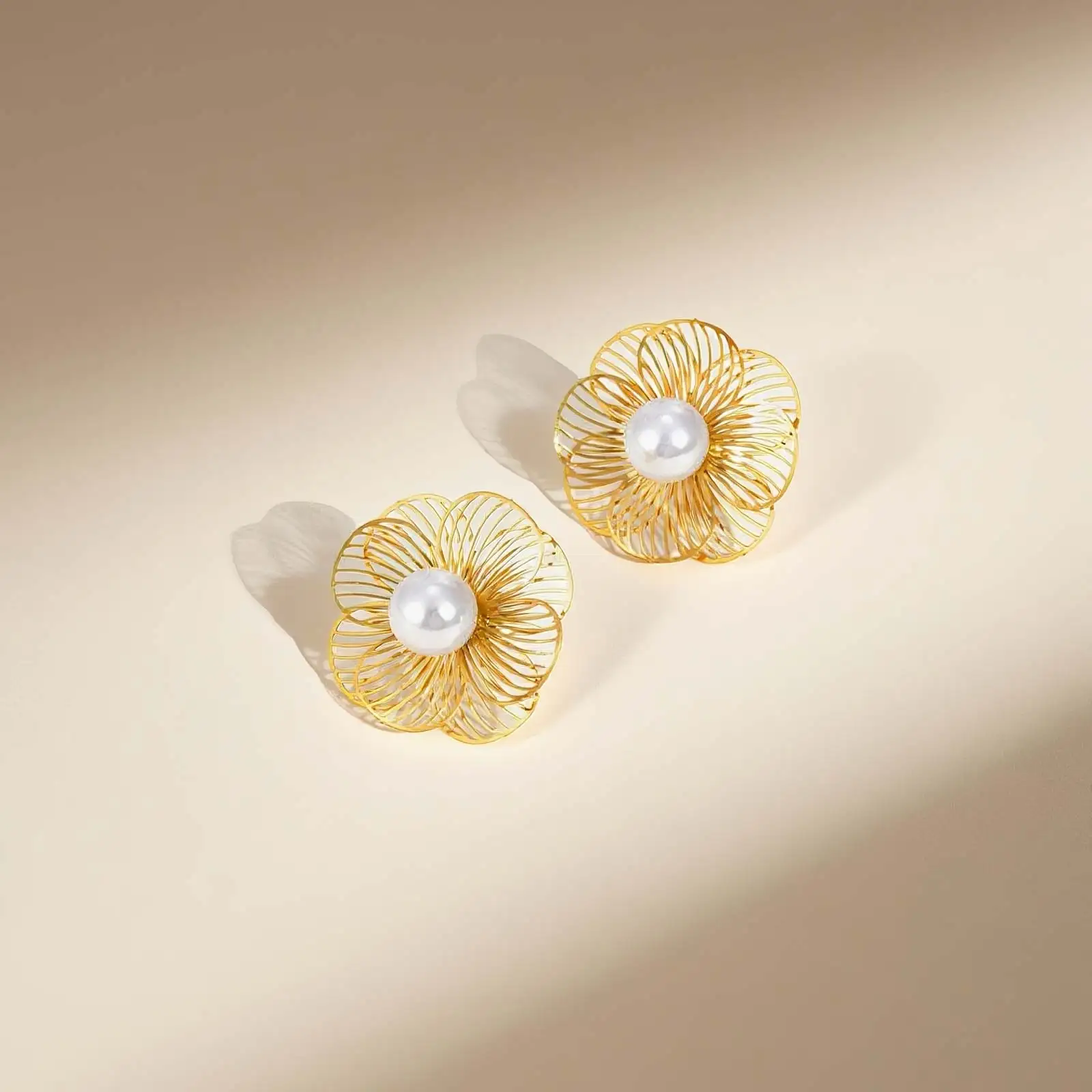 Vintage übertriebene hohle Blume große Ohrringe für Frauen, lange Ohrringe aus Edelstahl, modischer, einzigartiges Design-Statement-Schmuck – Detail 11