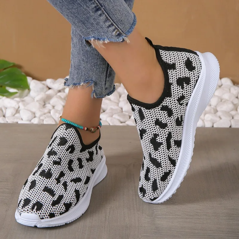 New Mix Color Soft Sole Sneakers for Women Autumn 2023 Slip-On Breathable Knitted Flat Shoes Woman Light Non-Slip Shoes