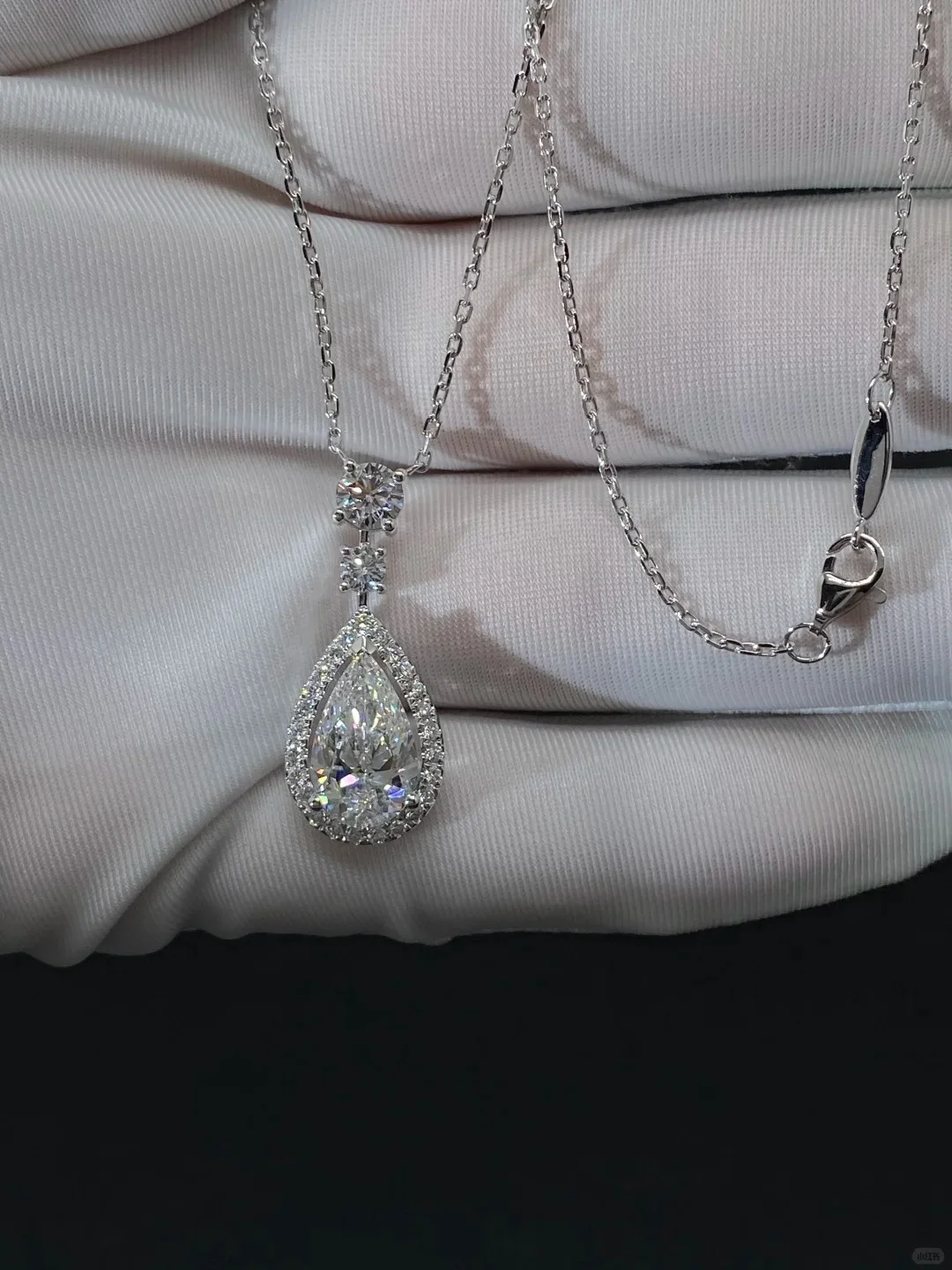 Platnum 950 3CT EF/VS VVS Birnenschliff Hauptstein und runder Seitensteine im Labor gezüchteter Diamant IGI-Zertifikat Anhänger Halskette – Detail 10