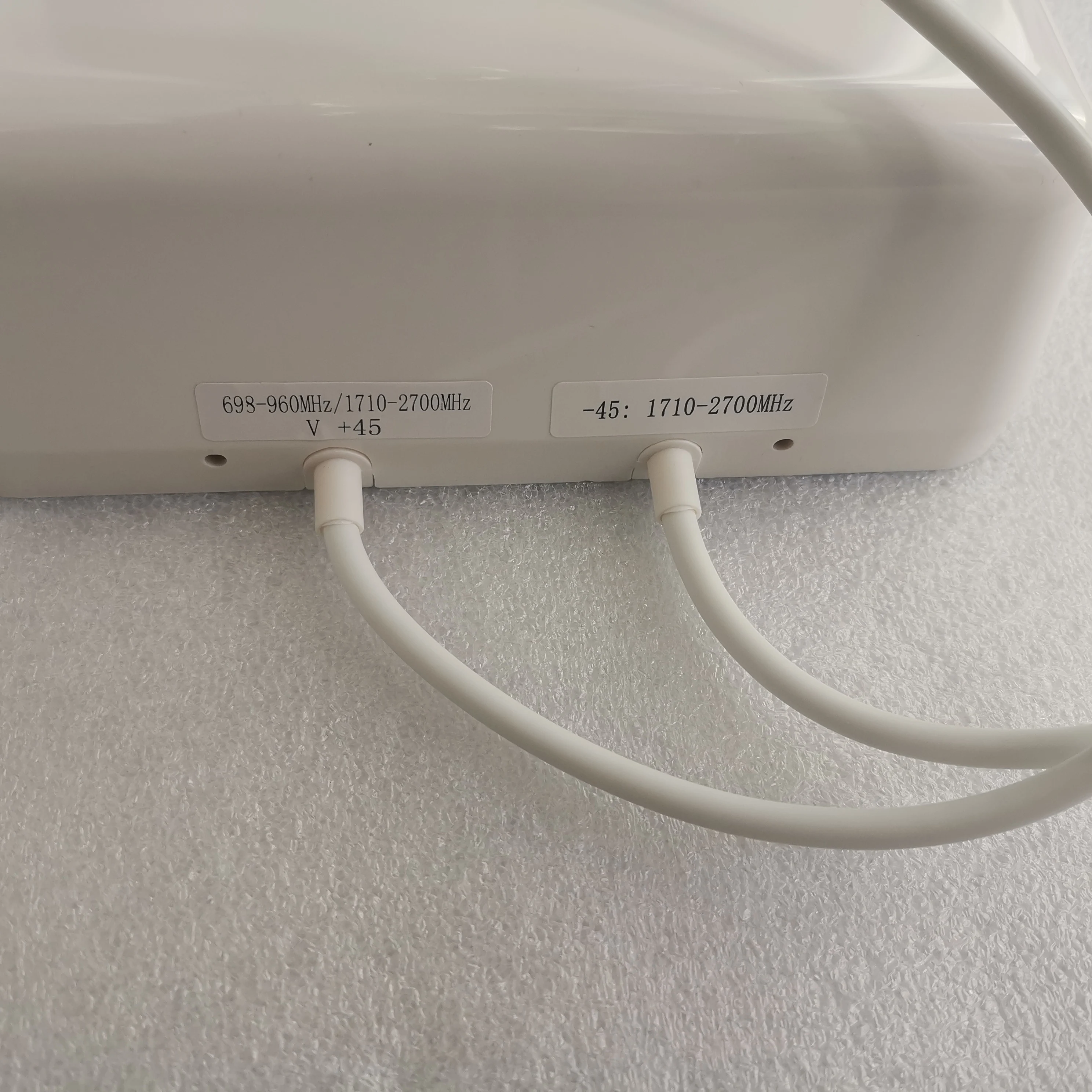 698-2700MHz 2*2 Mimo Panel Antenna Wall Low PIM3-140dBc@2*33dBm Indoor Antenna 4G 5G LTE and MIMO service