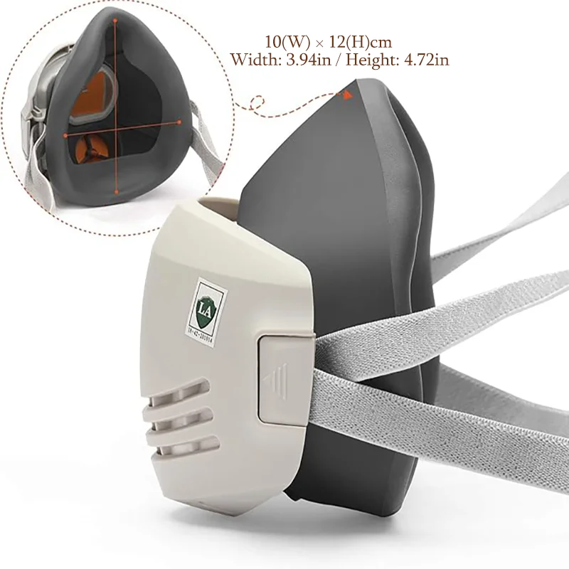 Masque KN95 réutilisable porté par une personne, ajusté sur le visage avec les élastiques derrière les oreilles
