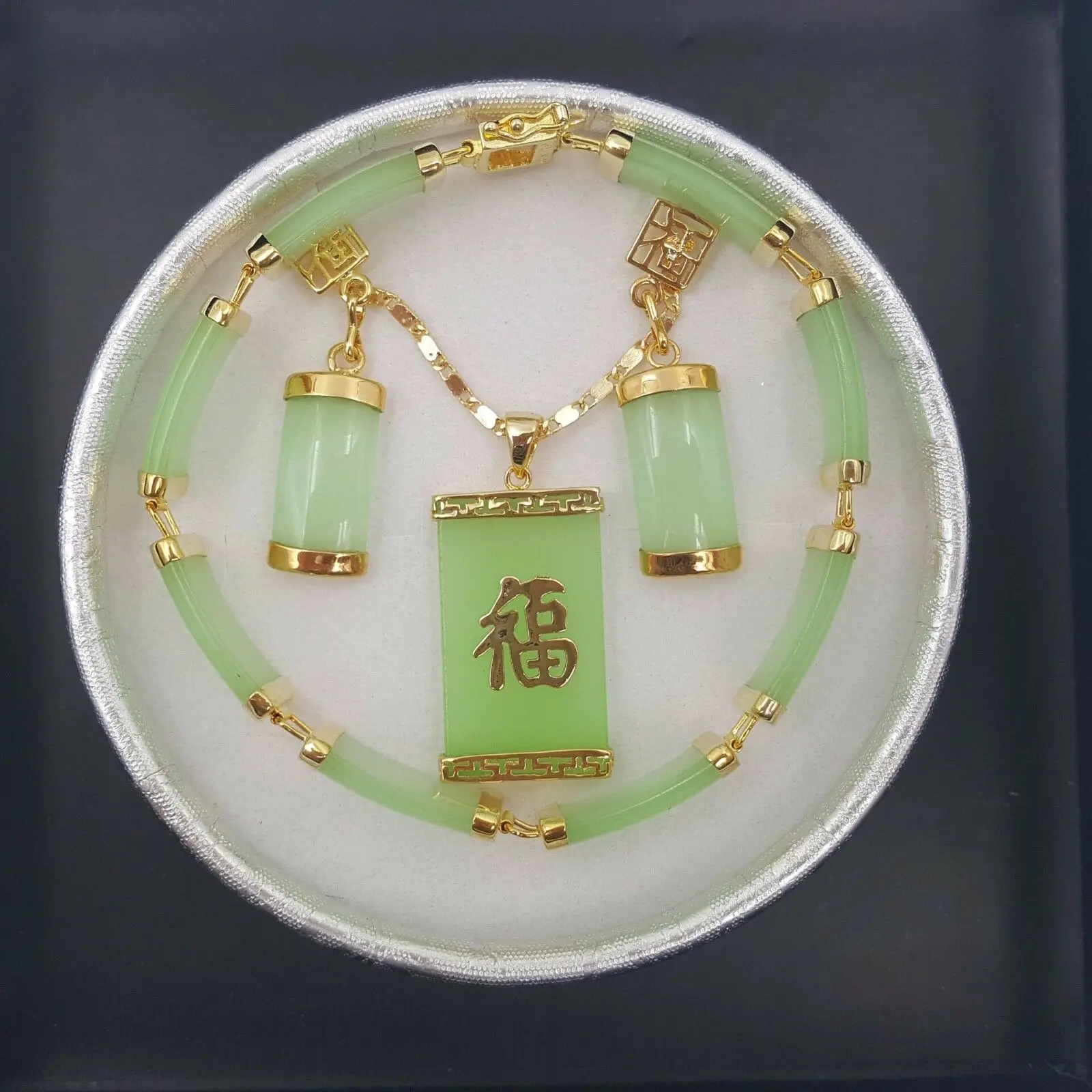 

Комплект из колье, серёг и браслета