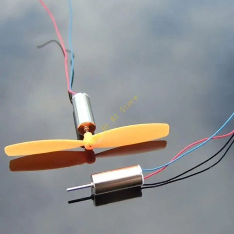 Deux moteurs sans noyau 7mm 3.7V 45000tr/min pour drone RC côte à côte, montrant leur taille compacte