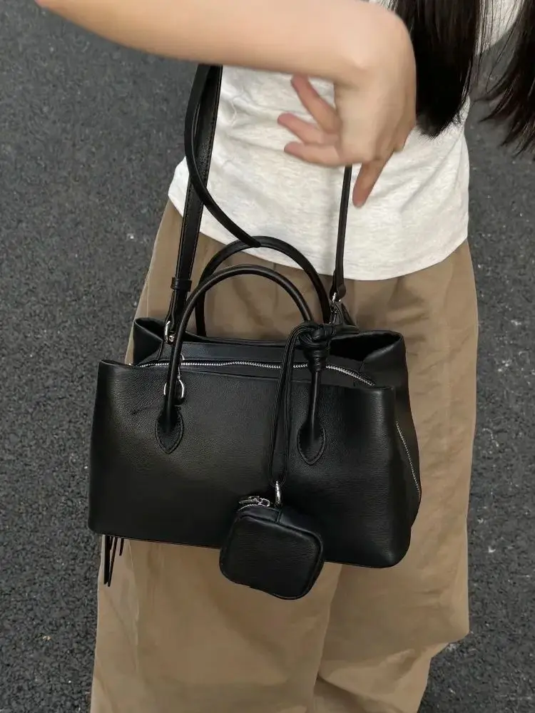 Vintage Style genuine leather High Capacity Tote Single Shoulder Commute Bag Underarm Bag Closure Zipper Interior Pocket