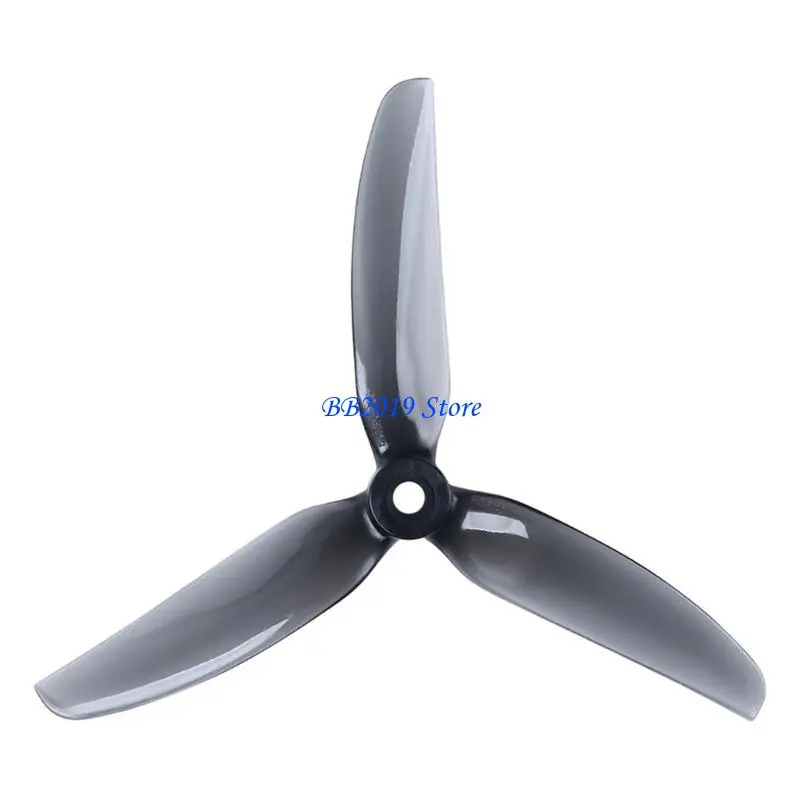 Vue rapprochée d'une hélice 3 pales 11 cm pour drone RC, optimisée pour la performance et la stabilité.